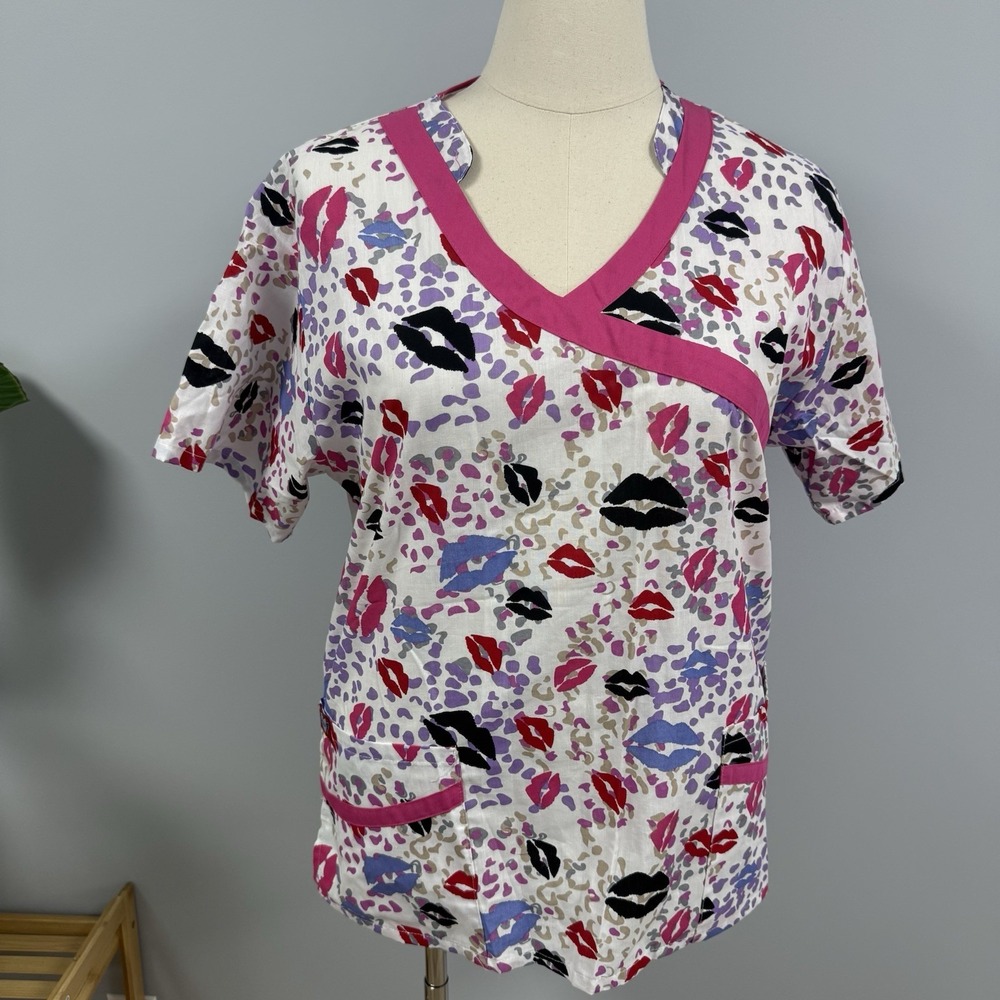 NWT Sherly Uniforms Scrub Top XL Colorful Cheetah Kissy Lips Cotton Scrubs